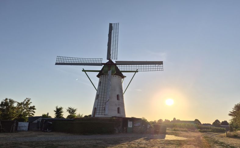 Zonsverduistering aan de molen