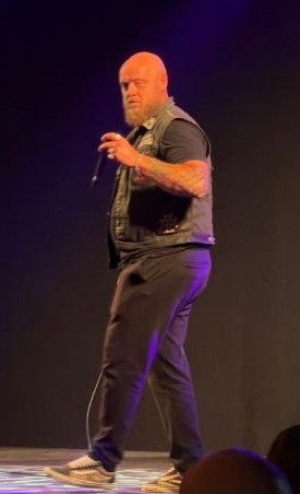Komiek onder de wiek